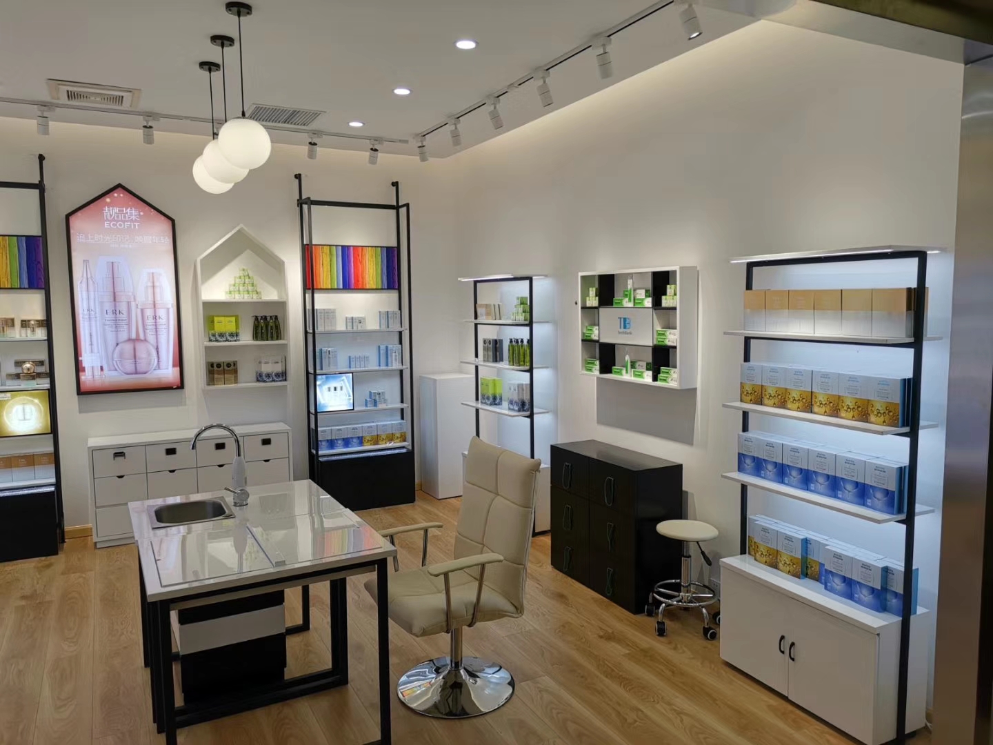 妺妺第一次啪啪好紧WWW